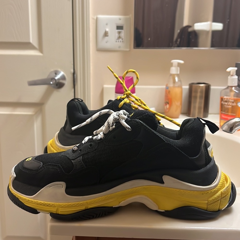 I’m selling balenciaga triple s there in good condition. - Picture 2 of 7